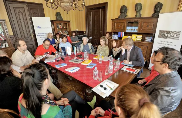  Novinarska konferenca z razglasitvijo dobitnika mednarodne literarne nagrade vilenica in predstavitvijo devete knjige zbirke Antologije Vilenice z naslovom Hallewull v Ljubljani 