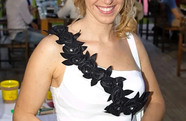 Julijo Kramar, zmagovalko resničnostnega šova Slovenija ima talent 2011, je le redko opaziti na tovrstnih druženjih
