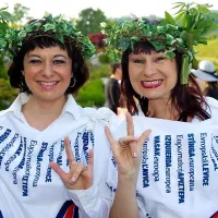 Igralki Lara Janković (levo) in Violeta Tomič sta tokrat združili moči in predstavili posebna “klobučka” - zmagovalni lovorjev venec