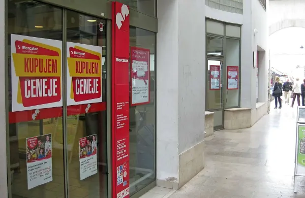 Predstavniki več sindikatov so gospodarskemu in kmetijskemu ministru, Metodu Dragonji in Dejanu Židanu, danes v Ljubljani izročili javni poziv proti prodaji Mercatorja Agrokorju