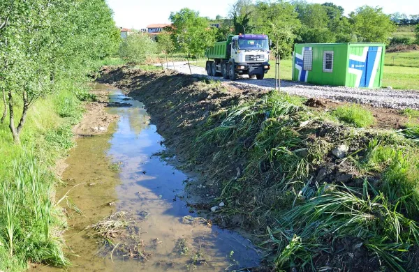 Do konca meseca bodo odpeljali približno  5000 kubičnih metrov materiala in uredili dobrih  500 metrov struge Biljenskega potoka