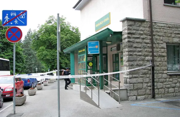 Danes ob 11.55 so novogoriški policisti prejeli obvestilo o oboroženem ropu hranilnice v Vipavi