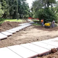 Betonske plošče, ki so jih začeli postavljati na Svetilniku, so sprožile val ogorčenja. S takim urejanjem se ne strinja niti krajinska arhitektka Ana Kučan, ki je pripravila zmagovalno rešitev za urejanje območja Svetilnika.  