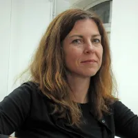 Ana Kučan: “Res verjamete, da nova korita za rastline in tlakovane poti lahko razrešijo problematiko mestne plaže na najbolj posebnem delu naše obale, ki jo cefrajo zasebni interesi?”
