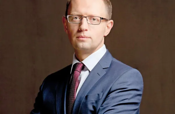 Začasni ukrajinski premier Arsenij Jacenjuk je  Rusijo obtožil, da stopnjuje konflikt in ovira predsedniške volitve