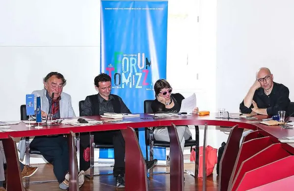 Prve besede v forumski razpravi vedno izgovorijo umetniki. Tokrat je ton in barvo razpravi dal tržaški pesnik Marko Kravos (levo ob “očetu” Foruma Tomizza, Milanu Rakovcu).  