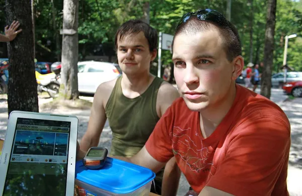 Dobra volja in GPS, sta vse kar je potrebno za lov za zakladi, pravi Urban Šlabnik (desno)