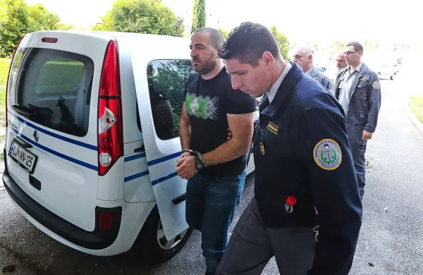 Jeton Vokrri je kljub pogojni obsodbi ostal v priporu, saj je Slovaška zahtevala njegovo izročitev
