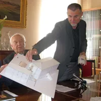 Škof Jurij Bizjak (levo) in ekonom škofije Tihomir Busija z maketo stavbe škofije (desna večja stavba) in bodočega arhiva (spodaj levo) 