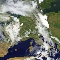 Nad večjim delom Evrope vztraja anticiklon, od jugozahoda pa obrobno pronica nekoliko bolj vlažen zrak