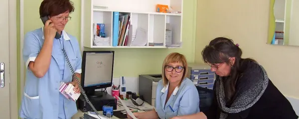 Prostovoljka Boja Pahor (levo) pride pomagat delat, ker si to želi, Vanja Kosmina Novak (na sredini) je vesela, da so zdravstveni delavci tako požrtvovalni, socialna delavka Diana Jerman (desno) pa dodaja, da je vsakič tudi veliko dela z urejanjem