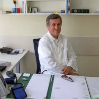 Prim. Stanislav Mahne ugotavlja, da je popoldanski obratovalni čas Pro Bono ambulante v koprskem zdravstvenem domu zelo primeren tudi zato, ker je tedaj v čakalnici manj gneče kot dopoldne, zato  ti bolniki laže premagajo občutek sramu, ko pridejo po