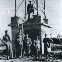  Prve zgodovinske fotografije: levo začetek del na antenskem stolpu v Savudriji januarja 1949 in desno nNaslovnica prve številke glasila Radia jugoslovanske cone Trsta, kot se je tedaj imenoval Radio Koper-Capodistria iz septembra 1951