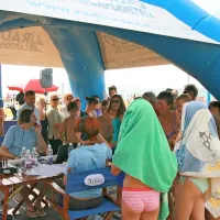 Radio Koper bo praznoval tudi na plaži, kamor se poleti preseli oddaja Sveže modra selekcija (SMS)