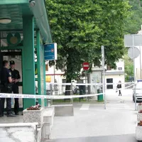 Dostop do hranilnice so policisti onemogočili s trakom