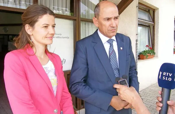 Predsednik SDS Janez Janša, ki je danes oddal svoj glas na volišču v Domu krajanov v Šentilju pri Velenju, računa, da bo na današnjih volitvah za Evropski parlament narejen prvi korak, računa na zmago evropske Slovenije in vrednot slovenske