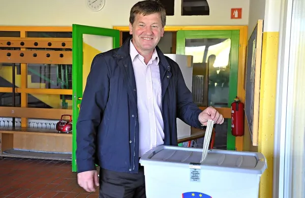 Predsednik SLS in kandidat za evropskega poslanca na listi NSi in SLS Franc Bogovič je davi ob osmi uri volil v Koprivnici v občini Krško