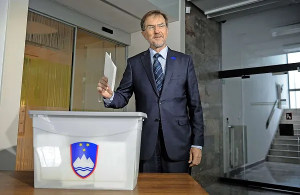 Nosilec skupne liste NSi in SLS na evropskih volitvah Lojze Peterle je svoj glas za 