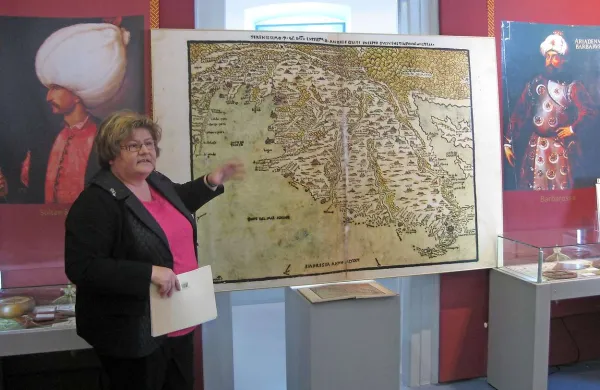Nadja Terčon ob povečani reprodukciji Coppovega zemljevida Istre