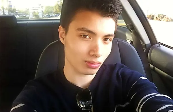 Elliot Rodger je sin hollywoodskega režiserja Petra Rodgerja, ki je bil pomočnik Garryja Rossa pri režiji filmske serije Igre lakote (The Hunger Games)