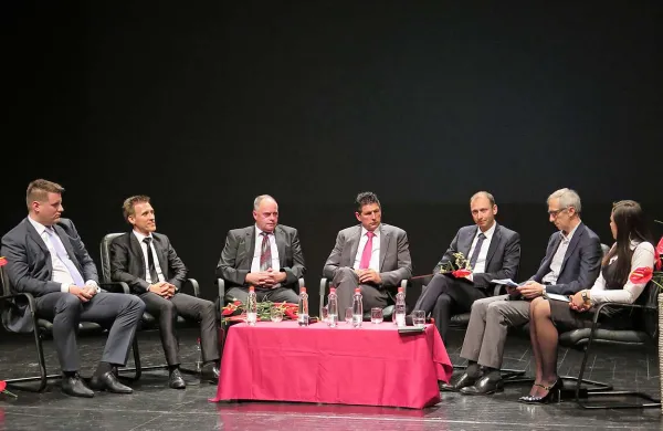 Iz leve proti desni: Denis Vodopivec (Armeton), Boštjan Stopar (Gold Club), Aleš Uršič (Imas), Marko Prunk (Mesarija Prunk), Srečko Stubelj (TIP95), Stojan Gorup (Inkubator) in moderatorka srečanja