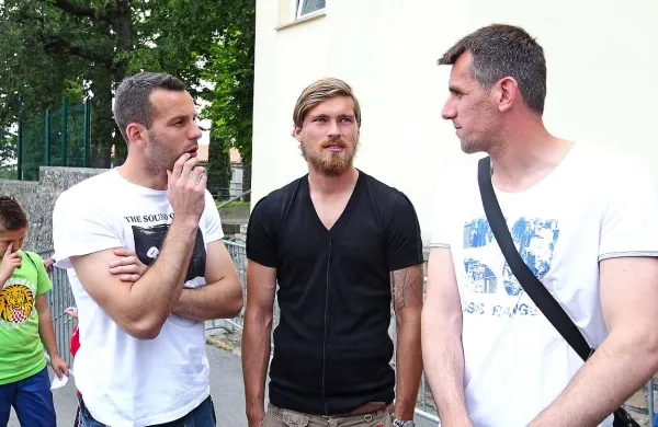 Reprezentančni vratarski trio - srednjega je le malokdo spoznal. Med bratrancema Samirjem in Jasminom Handanovićem je Vid Belec 