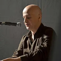Denis Peričić, zmagovalec 9. literarnega natečaja Lapis Histirae, ob prebiranju zmagovalne zgodbe