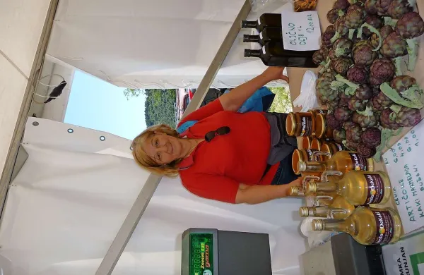 Marija Mahnič je ponujala artičoke pa tudi kakijev kis (v steklenicah), kakijevo marmelado, oljčno olje 
