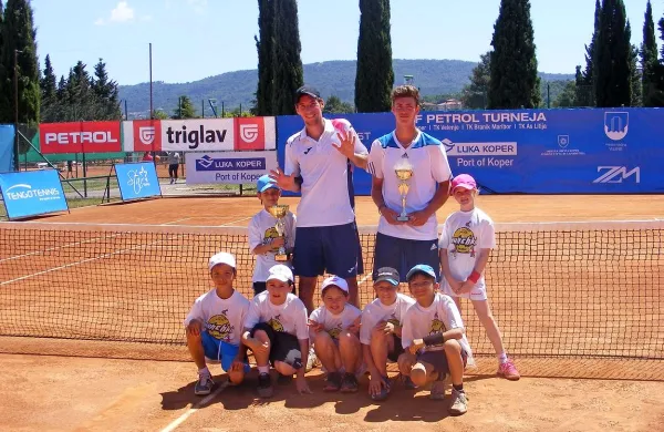 Finalista Janez Semrajc (levo) in Maximilian Marterer v družbi koprskih pobiralcev žogic