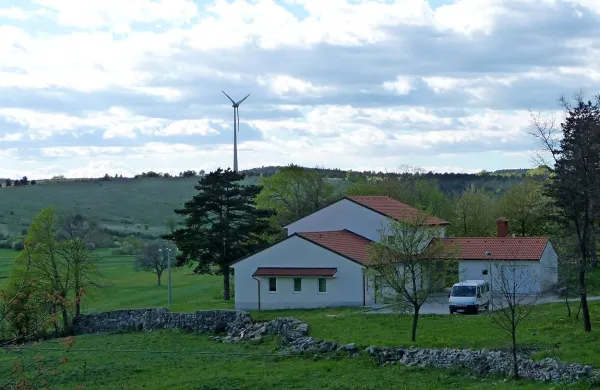          Krajani Dolenje vasi že nekaj časa živijo z eno vetrnico in morda je tudi to mnoge prepričalo, da so se izrekli proti novim