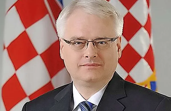 Na dobrodelnem koncertu Hrvaška pomaga žrtvam poplav v Slavoniji sta v ponedeljek na osrednjem zagrebškem trgu skupaj igrala tudi hrvaški predsednik Ivo Josipović in priljubljeni hrvaški rocker Goran Bare