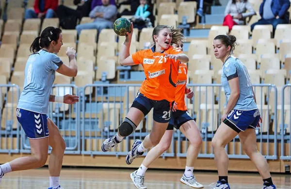 Veronika Leški (z žogo) je prvo ime koprskih rokometašic 
