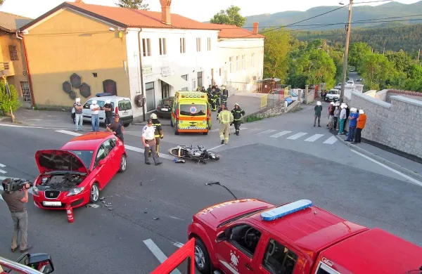 Motorist je v Obrovu trčil v avto, s katerim se je voznik vključeval na glavno cesto