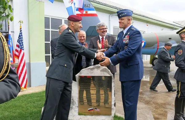 V Parku vojaške zgodovine v Pivki so danes odkrili spominsko ploščo, posvečeno dolgoletnemu dvostranskemu vojaškemu sodelovanju med ZDA in Slovenijo