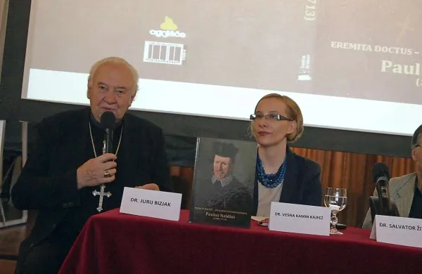 Vesna Kamin Kajfež in škof Jurij Bizjak na predstavitvi knjige o Naldiniju v Pokrajinskem muzeju Koper