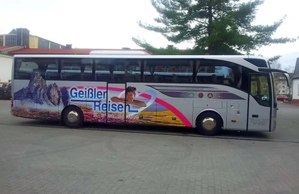 Danes ponoči so  izpred hotela Vivat v Moravskih Toplicah ukradli  avtobus nemških registrskih številk TDO-GR 155, znamke mercedes benz, tourismo, srebrne barve, letnik 2011