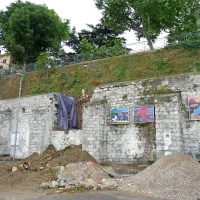 Pred dnevi so porušili del obzidja pri Bastionu, kamor bodo umestili  jekleni skelet za jašek panoramskega dvigala 