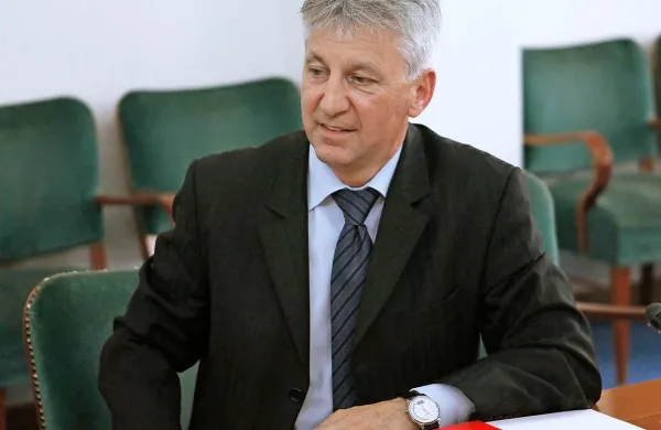 Nepovezani poslanec Ivan Vogrin je danes napovedal, da bo skupina poslancev v četrtek do izteka roka vložila predlog kandidata za mandatarja. Njegovega imena ni želel razkriti.