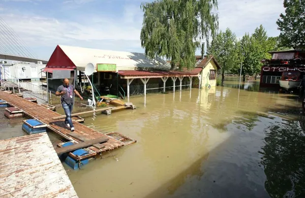 V Srbiji, kjer so poplave zahtevale 33 življenj, so izredne razmere na ravni države, ki so jih uvedli 15. maja, odpravili minuli petek