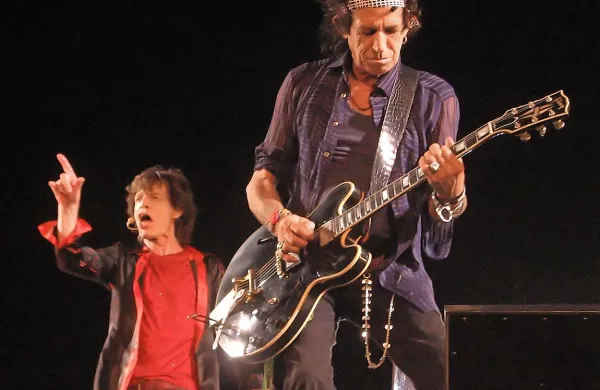 Legendarna britanska zasedba Rolling Stones je po dveh mesecih premora v ponedeljek ponovno stopila na oder v Oslu