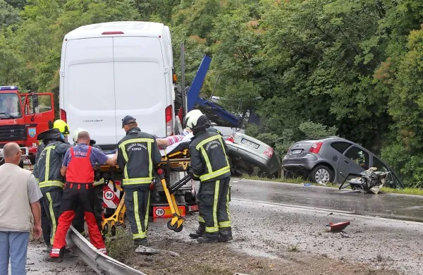 Po prvih podatkih naj bi tovorno vozilo, ki je prevažalo dva kombija, v desnem ovinku zaradi neprilagojene hitrosti zaneslo v levo, pri tem pa je trčilo v štiri avtomobile