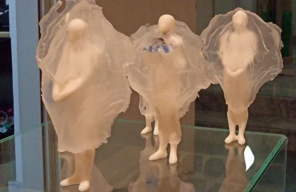 Jirži Kočica: Prerokinje: Na dolgi rok smo vsi predniki., 3d printane figurice žensk, silikonski gel, gel za analizo proteinov. (del kiparske postavitve)
