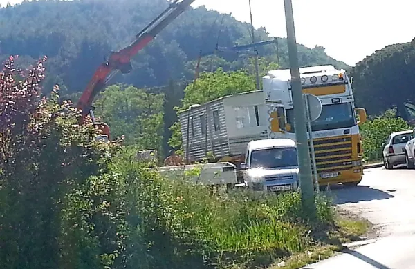 Tako je pred približno tremi tedni tovornjak v Strunjan pripeljal novo vikendico in jo odložil na kmetijsko zemljišče 