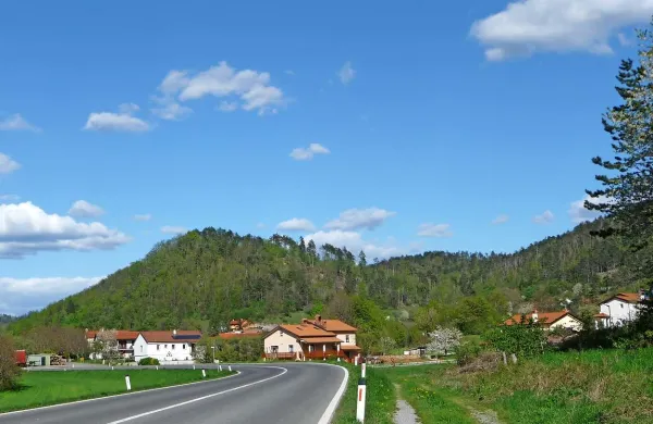 Čeprav so se krajani Senožeč in drugih vasi v okolici večinsko izrekli proti vetrnicam, država in investitor ne bosta odstopila od namere, da jih postavita na okoliške hribe in griče
