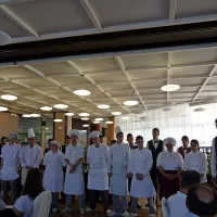  Dijaki tretjega letnika programa gastronom-hotelir, ob njih učitelj Branko Miklobušec 