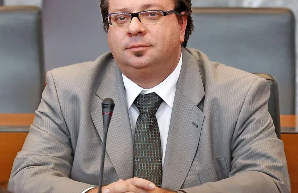 Nepovezani poslanec Borut Ambrožič je povedal, da je pred nekaj minutami dal svoj podpis za kandidaturo Dušana Radonjiča
