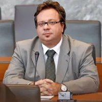 Nepovezani poslanec Borut Ambrožič je povedal, da je pred nekaj minutami dal svoj podpis za kandidaturo Dušana Radonjiča