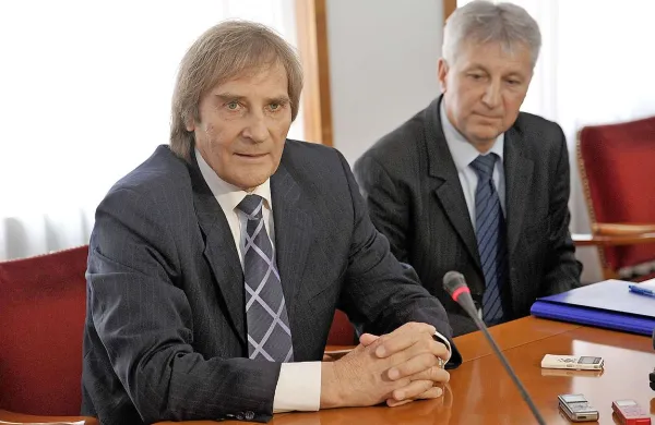 Nepovezani poslanec Ivan Vogrin (desno) za novega mandatarja predlaga ekonomista Dušana Radonjiča