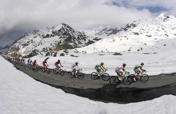 Kolesarsko karavano Gira je tudi letos na prelazu Gavia pričakal sneg