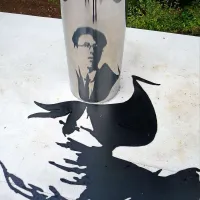 Portret v zrcalu, ki ga od daleč sploh ni, od blizu “raste” z obiskovalcem